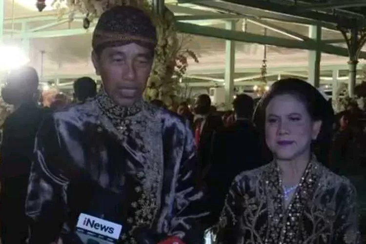 Presiden Jokowi dan Iriana Jokowi memberikan keterangan usai acara resepsi ngunduh mantu (Endang Kusumastuti)