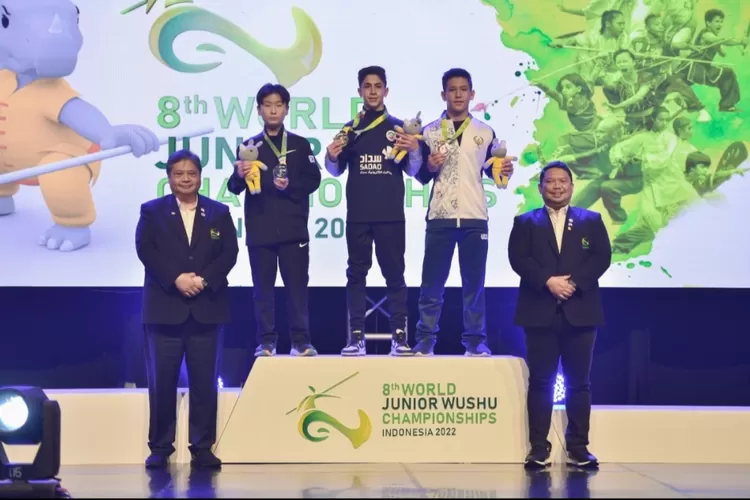 Direktur Media Kejuaraan Dunia Wushu Junior 2022, Ilham Permana (kanan) mendampingi Ketua Umum Pengurus Besar Wushu Indonesia (PB WI) Airlangga Hartarto setelah prosesi pengalungan medali atlet wushu yang menjadi juara untuk peraih emas, perak, dan perunggu  (AG Sofyan )