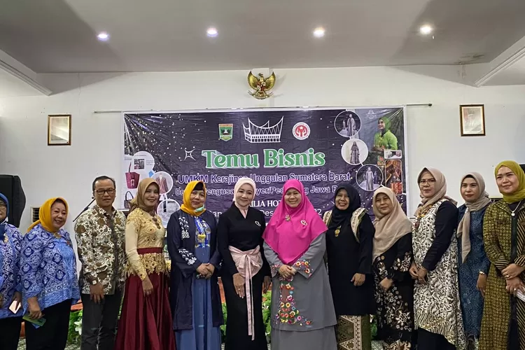 Ketua Dekranasda Sumbar Harneli Mahyeldi bersama Ketua Dekranasda Jawa Barat Atalia Praratya saat temu bisnis di Bandung.