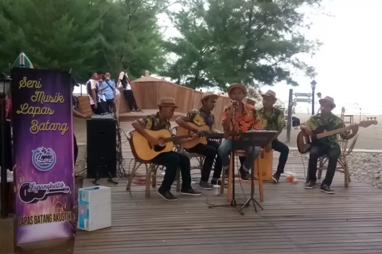 Group Band Lapangkustik tunjukan kemampuanya bermain musik di obyek wisata Safari Beach Jateng. (Muslihun/Kontributor Batang)