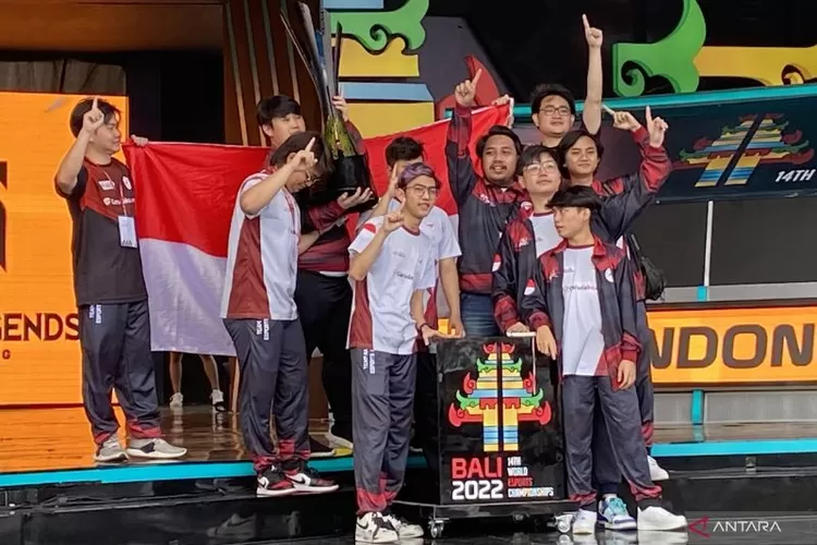 Para pemain timnas Mobile Legends: Bang-Bang Indonesia berfoto bersama setelah dinobatkan menjadi juara usai memenangi laga grand final melawan Filipina dalam kejuaraan esport dunia IESF Bali 14th World Esport Championship di Merusaka, Nusa Dua, Bali, Minggu (11/12/2022).  (ANTARA/Arindra Meodia)