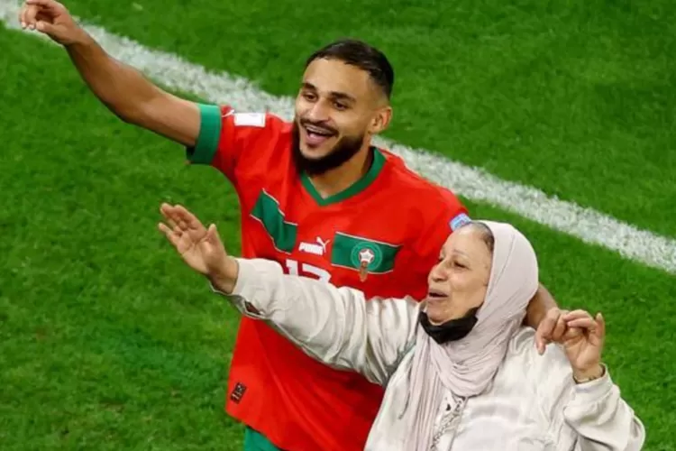 Pemain Maroko bersama ibunya merayakan kemenangan Maroko atas Portugal (Ist)
