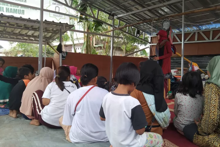 Aksi trauma Healing bagi korban gempa cianjur dilakukan oleh 3 ativis sosial bekerjasama dengan berbagai komunitas