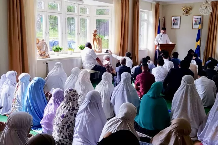 Arsip - Warga Indonesia yang ada di Stockholm melaksanakan Shalat Idul Fitri 1440H di Wisma Duta RI di kawasan Lidingo, Stockholm, Swedia dimana Mesjid Besar Stockholm menetapkan bahwa 1 Syawal 1440H di Swedia jatuh pada Selasa (4/6)  (Antara)
