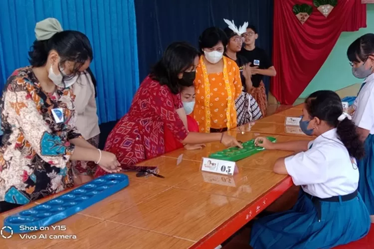 Salah satu lomba permainan tradisinal dakon yang diikuti oleh siswa siswi SD dalam acara Gelar Karya dan Budaya SMP Stella Matutina Salatiga, Sabtu 10 Desember 2022.  (dok)