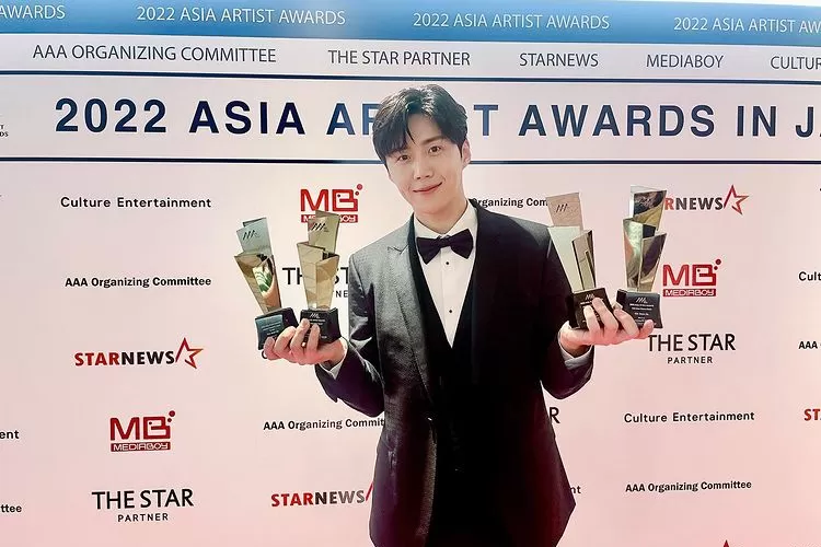Kim Seonho dalam The Asia Artist Awards (AAA) 2022 (Instagram @kimseonho_staff.diary)