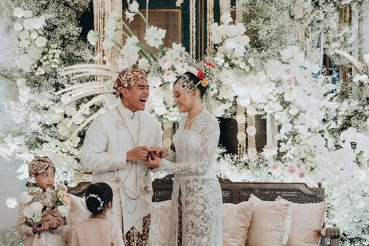 Tingkah Slengean Kaesang Pangarep di Acara Pernikahannya Bersama Erina Gudono (Instagram @erinagudono dan @kaesangp)