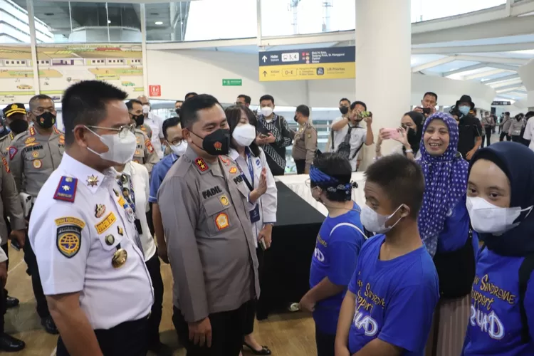 Kapolda Metro Jaya Irjen Fadil Imran, Kadishub DKI  dan Dirut PT Trans Jakarta berdialog dengan pengguna TransJakarta usai penandatanganan kerjasama Polda - TransJakarta  (istimewa )