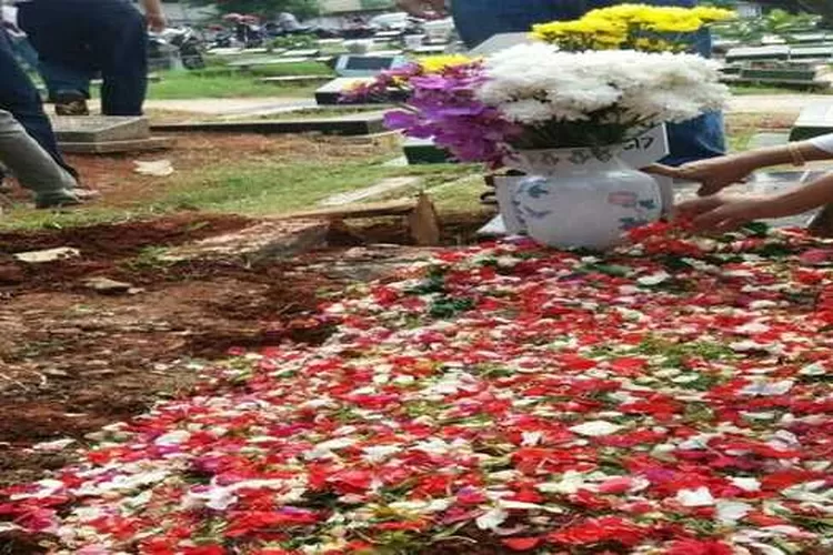 Ilustrasi nyekar atau menabur bunga di atas kuburan (instagram @ keristinoktalia                        )