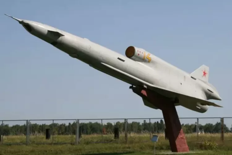 Tupolev -141 Strizh yang menghancurkan pangkalan militer Rusia