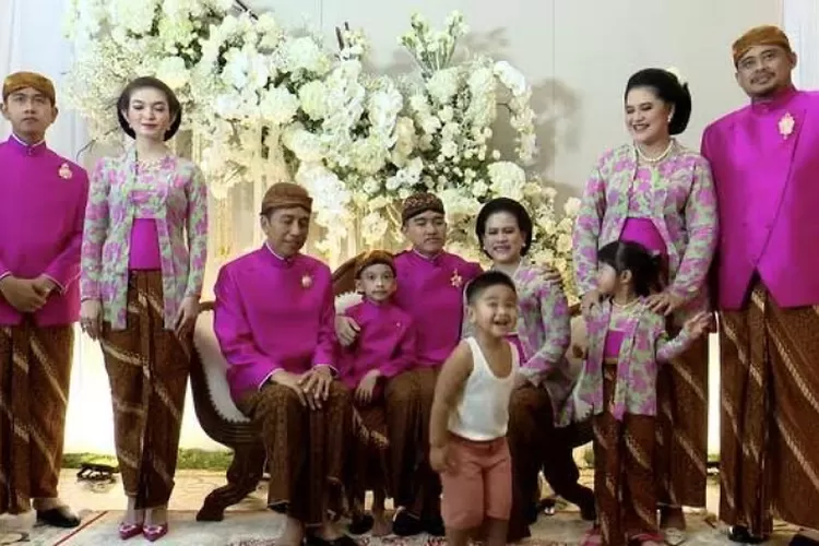 Al Nahyan hanya mengenakan kaus singlet dalam foto keluarga momen pernikahan Kaesang. (Twitter/ @kaesangp)