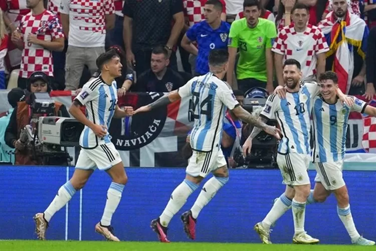 Selebrasi pemain Argentina usai mencetak gol dengan latar belakang suporter Kroasia yang kecewa.