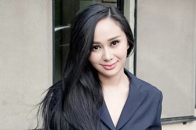 Denise Chariesta mengungkap sosok yang disebutkannya membuat dirinya terharu (Foto: Gorajuara.com/dok: Instagram @denisechariesta1991)