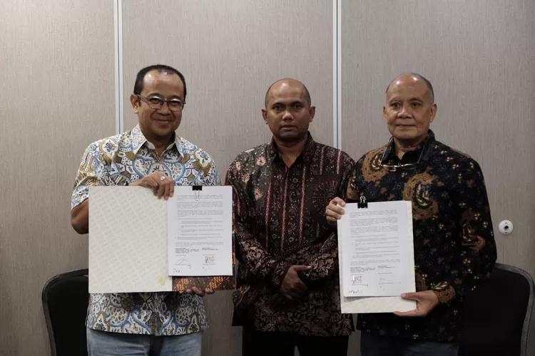 Dirut PAM Jaya Arief Nasrudin (kiri) dan puhak Palyja di dampungi Jaksa Pengacara Negara Kejati DKI  memperlihatkan perjanjian penyelesaian kekurangan pembayaran, Rabu (14/12/2022).  