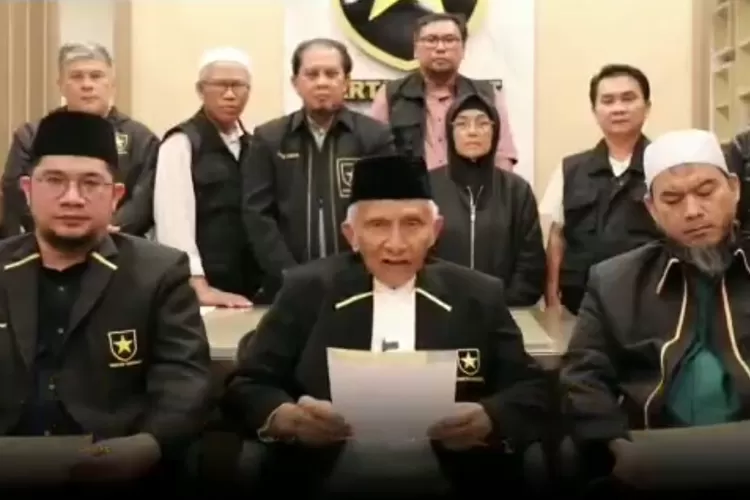 Amien Rais didampingi fungsionaris Partai Ummat, memberikan keterangan pers soal dugaan keterlibatan rejim jegal Partai Ummat 