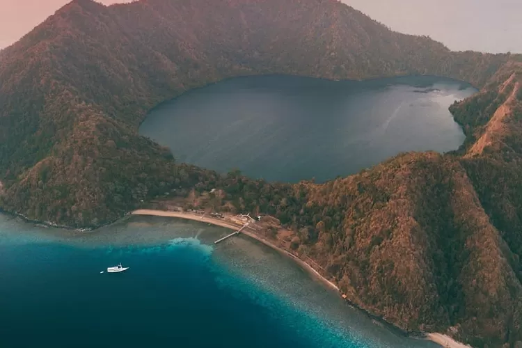 Danau air asin di wisata Pulau Satonda Nusa Tenggara Barat (Instagram @jelajahsumbawa)