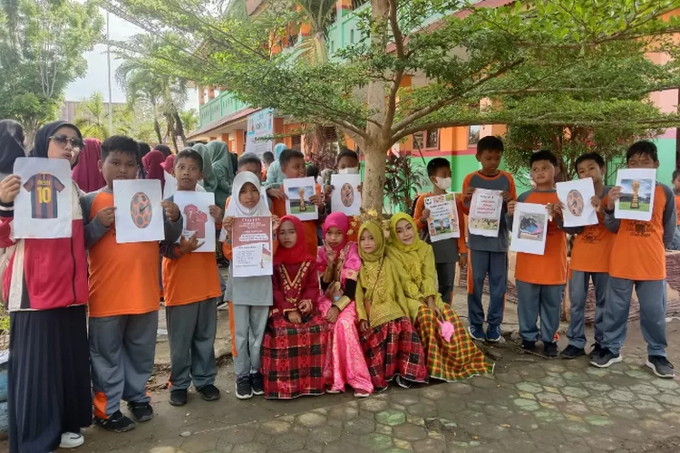 Pembukaan Porseni di SD Katokkoan Masamba, Guru Pegang &ldquo;Messi&rdquo;, Murid Pegang &ldquo;Piala Dunia&rdquo; (Dok. LHR)