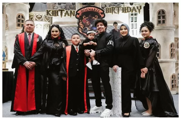 Kebersamaan Atta Halilintar, Aurel Hermansyah, dan Ameena saat ulangtahun Kihtan (Instagram @Attahalilintar)