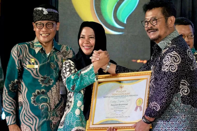 Mentan Syahrul Yasin Limpo menyerahkan penghargaan ke Champion (Ist)