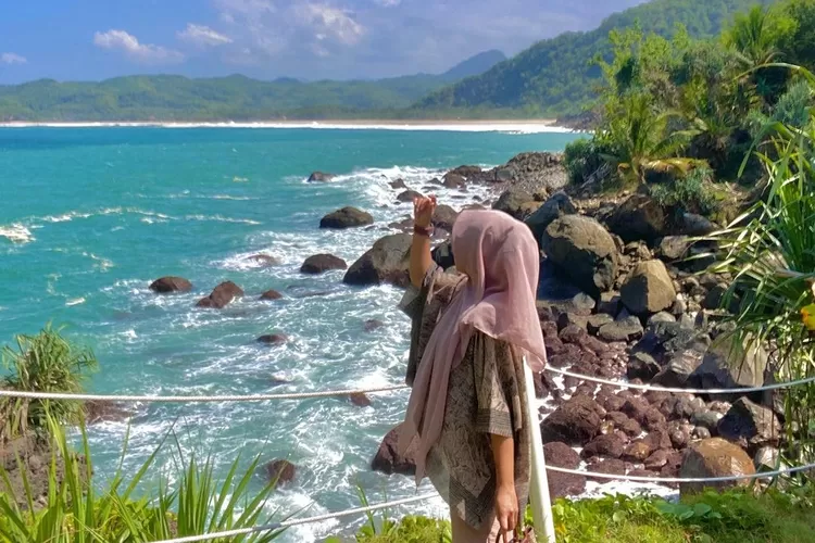 Pantai Watu Bale, Destinasi Wisata di Pacitan (Instagram @rahma_id)