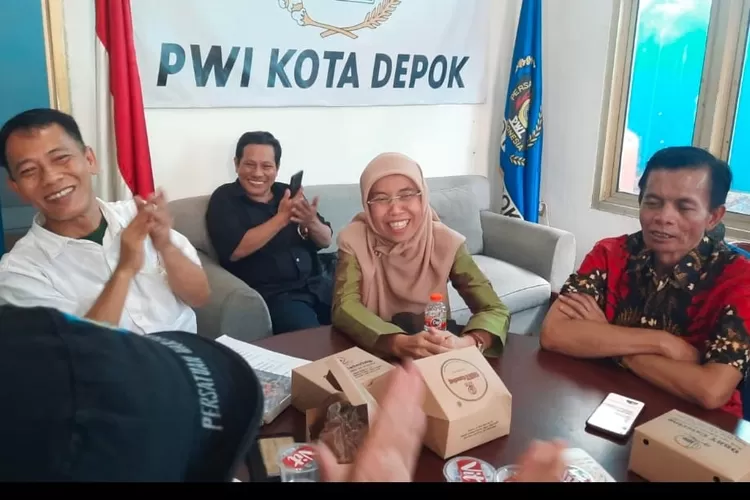 Kepala DLHK Depok Ety Suryahati saat berkunjung ke kantor PWI Depok (Ist)