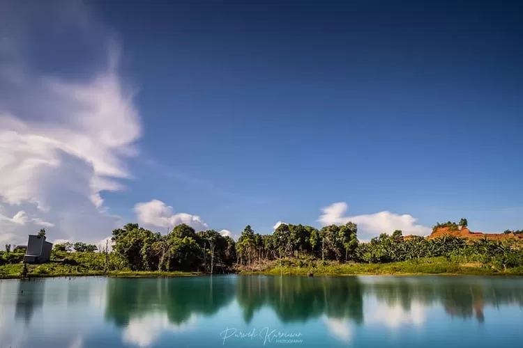 Destinasi wisata alam terbaik di Balikpapan, salah satunya Danau Cermin Lamaru (Instagram @purwedi.kurniawan)