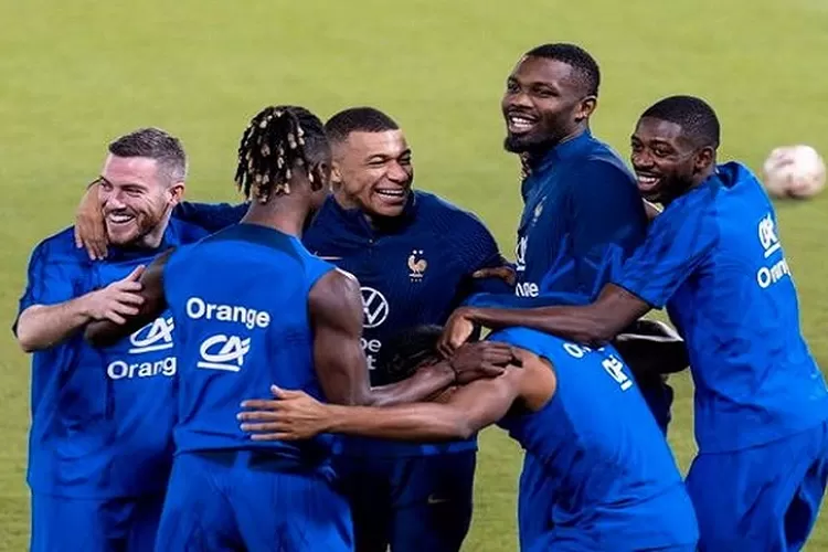 Skuad Prancis saat berlatih jelang final Piala Dunia 2022 melawan Argentina. (twitter.com/FrenchTeam)