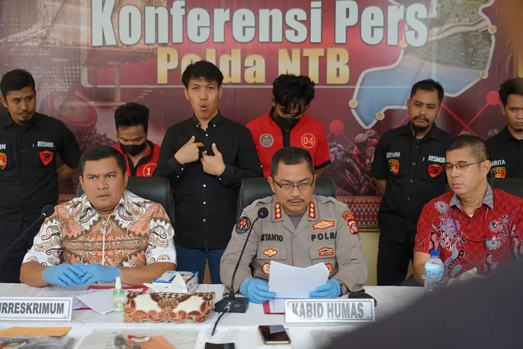 Dir Reskrimum Polda NTB Kombes Pol Teddy Ristiawan (kiri) saat jumpa pers pengungkapan dua perampok sadis di Lombok Tengah.  (Suara Karya/istimewa))