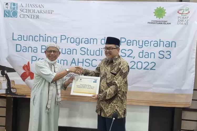 Ketua Umum Persatuan Islam Dr. KH. Jeje Zaenudin memberikan plakat beasiswa kepada Ustaz H. CR. Nurdin 