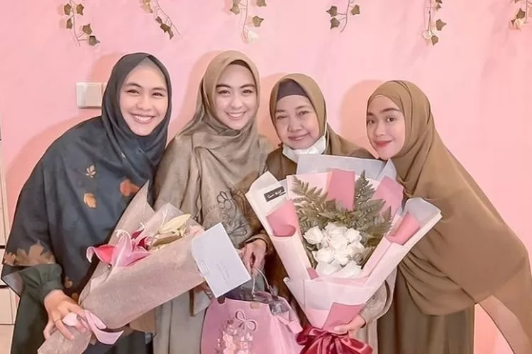 Menakjubkan! Ibunda Oki Setiana Dewi Berhasil Menghafal Alquran di Usia 58 Tahun, Begini Kisahnya