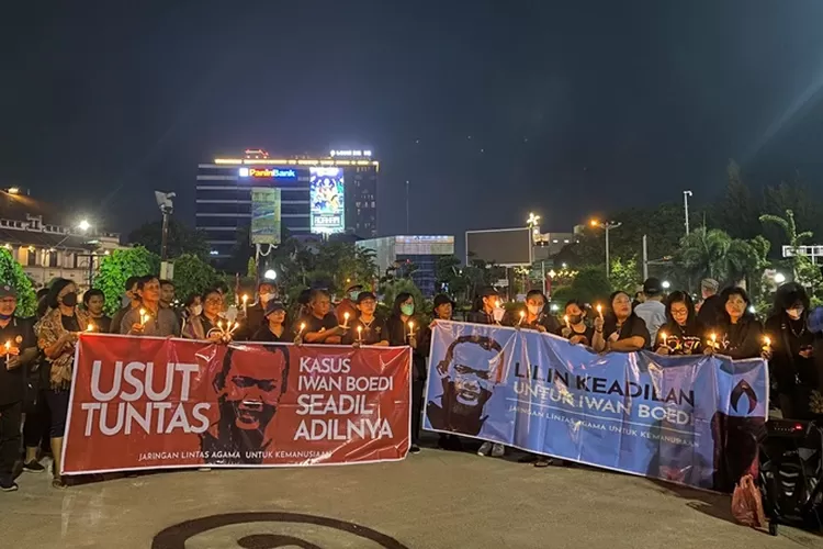Aksi lilin untuk menyuarakan kasus Iwan Budi Paulus di Tugu Muda Semarang.  (Istimewa)