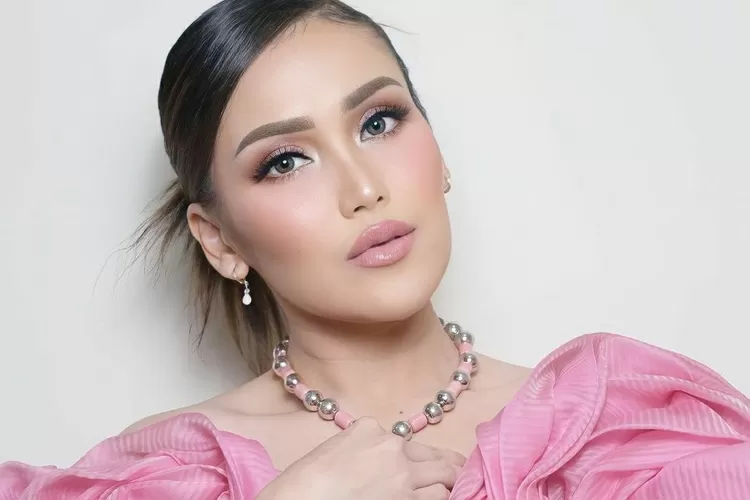 Ayu Ting Ting minta dicarikan jodoh oleh Kiky Saputri (IG @ayutingting92)