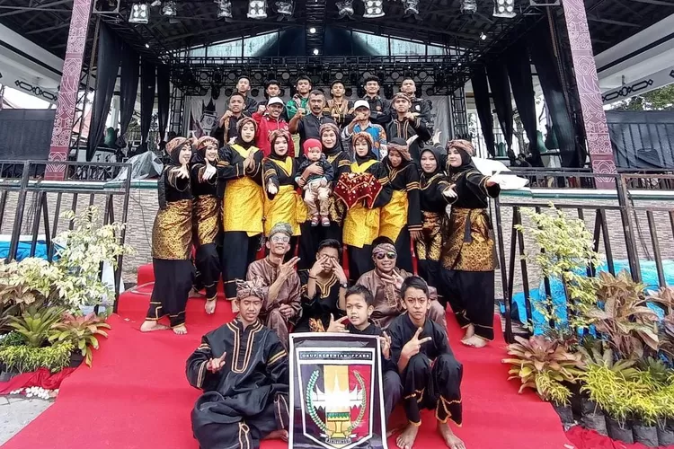 Grup Seni IPPASS saat melakukan penampilan seni tradisional Minangkabau di panggung utama PEDATI ke-12 Bukittinggi  (IST)