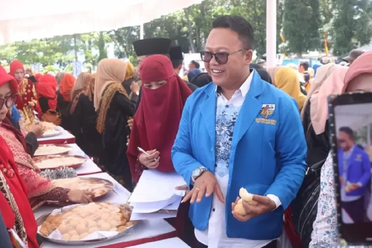 Ketua DPD KNPI Kota Bukittinggi, Firdaus saat menyaksikan pemecahan rekor MURI pembuatan kue inti terbanyak di Kota Bukittinggi (dok. KNPI Bukittinggi)  &nbsp;