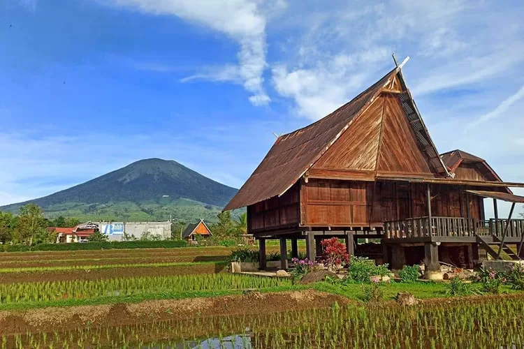Rumah Adat Baghi, salah satu destinasi wisata di Sumatera Selatan (Instagram @explore_pagaralam)