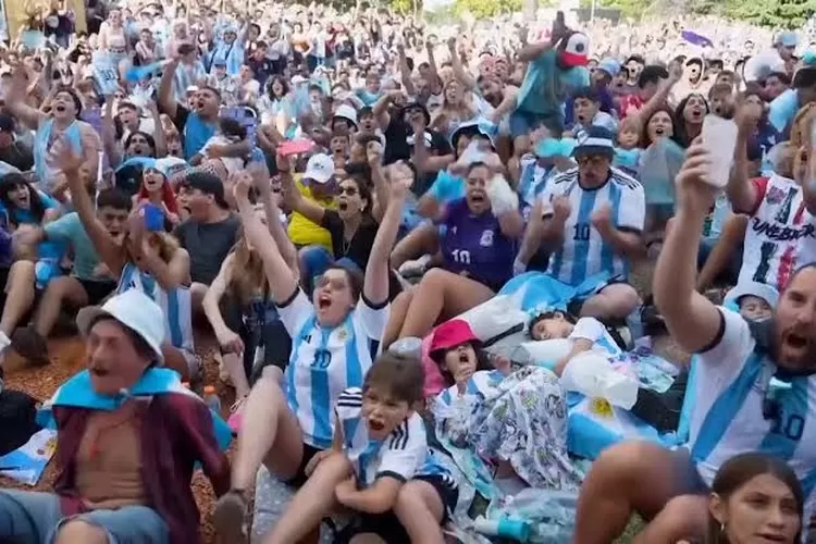 Pengorbanan supporter Argentina jual truk  (YouTube BeanymanNews)