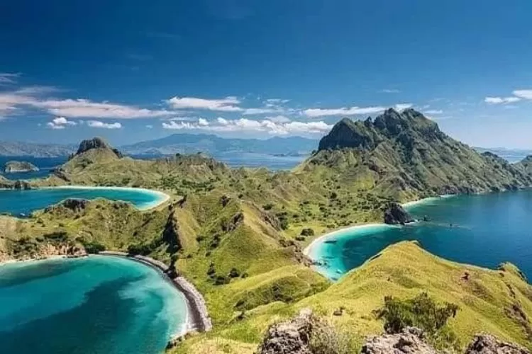 Pulau Padar, salah satu rekomendasi destinasi wisata alam di Nusa Tenggara Timur (Instagram @padar.island)