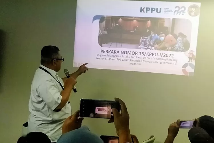   Kepala Kantor Wilayah IV KPPU, Dendy Rakhmad Sutrisno saat memberikan keterangan pers