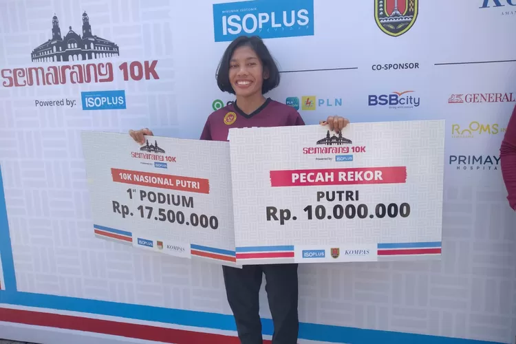 Odekta Elvina Naibaho jadi yang tercepat di Semarang 10K sekaligus memecahkan rekornya sendiri. (Ayosemarang.com/ Audrian Firhannusa)