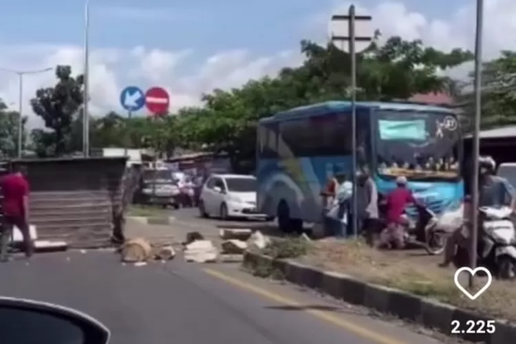 Tabrakan Beruntun Antara Bus, Pickup dan Motor Terjadi di Jalan Bypas Padang (Akun Instagram Info.Minang)