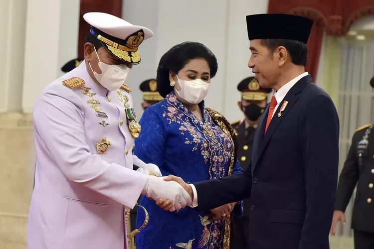 Presiden Jokowi memberikan ucapan selamat kepada Panglima TNI Laksamana Yudo Margono, Senin (19/12/2022), di Istana Negara, Jakarta. (Foto: Humas Setkab)