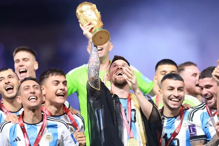 Kemenangan Argentina, Lionel Messi mengangkat trofi Piala Dunia 2022 (Instagram @leomessi)
