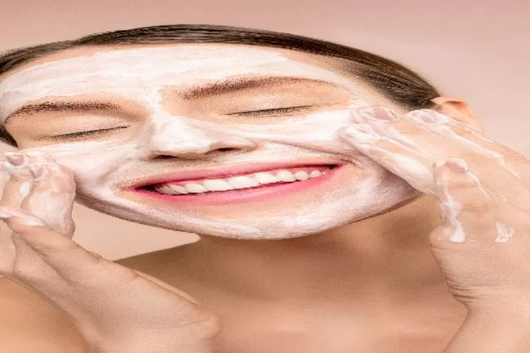 Rekomendasi sabun cuci muka untuk atasi flek hitam di wajah (Pexels Shiny Diamond)