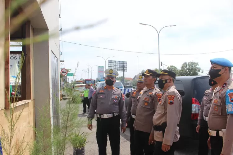 Wakapolres Tegal Kota Kompol Zaenal Arifin bersama jajarannya meninjau kesiapan salah satu pospam nataru, Senin, 19 Desember 2022. (K.Wijayanto)