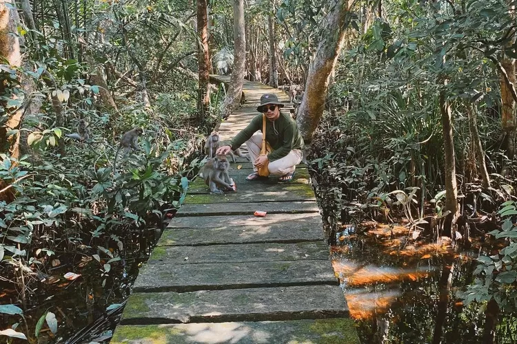 Keseruan liburan di Pulau Kembang, destinasi wisata yang unik di Banjarmasin (Instagram @rivoraruksarira)