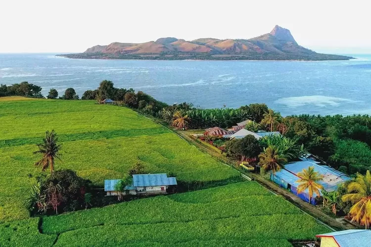 Pesona keindahan destinasi wisata pulau mules di NTT yang terlihat seperti putri tidur (instagram @kpg.info)