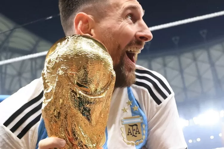 Lionel Messi memegang trofi Piala Dunia 2022 (Instagram @leomessi)
