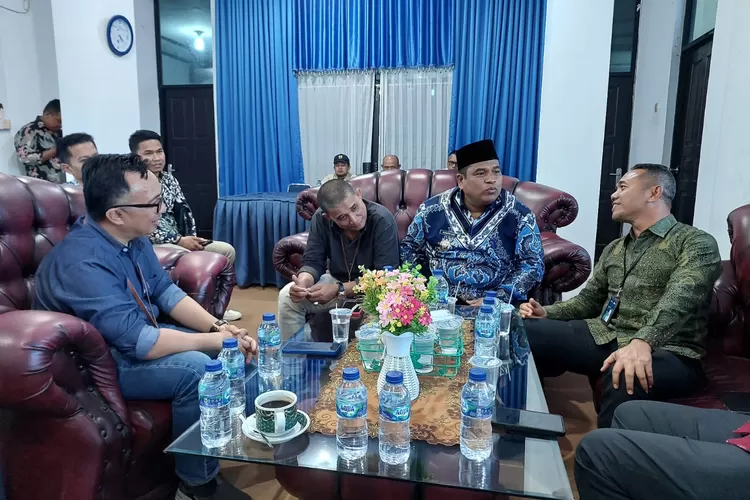 PLN Unit Pelaksana Pelayanan (UP3) Padang mengunjungi Pemerintah Kabupaten Padang Pariaman pada Kamis, 15 Desember di Kantor Bupati Padang Pariaman.