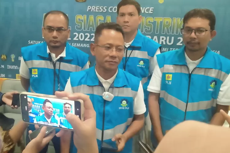 GM PLN UID Jatim, Lasiran (tengah) saat memberi keterangan terkait persiapan menghadapi Nataru 2023