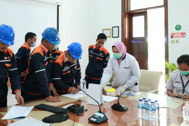 Petugas KAI Daop 8 Surabaya saat antri tes narkotika jelang Nataru 2023